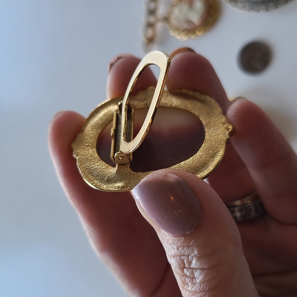 LOT of 11 Elegant 1980s  Vintage Cameo Brooches/Pins - Picture 5 of 5